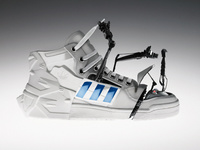 Roboter (Robot) - A robotic sneaker that can clean itself and tie its own laces.