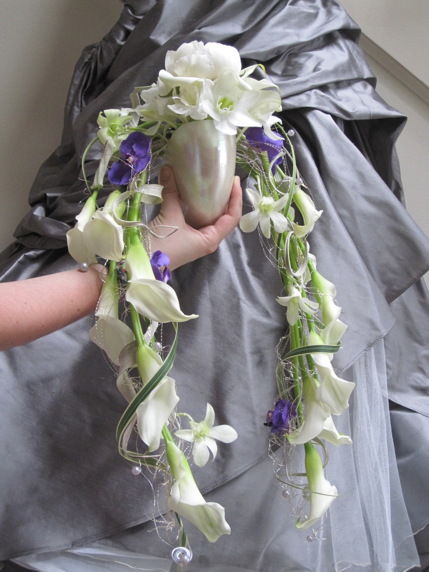 Nautilus shell uniquet design bridal bouquet. 450.$ Bouquet stylisé de mariée, coquillage & fleurs