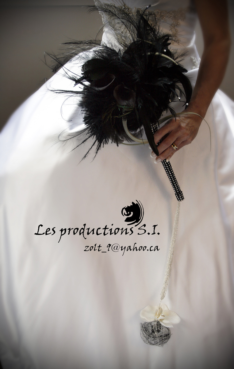 Black vintage feather & jewell bridal or gala bouquet. 400.$ Bouquet de mariée ou gala plumes 'vintage' & bijoux