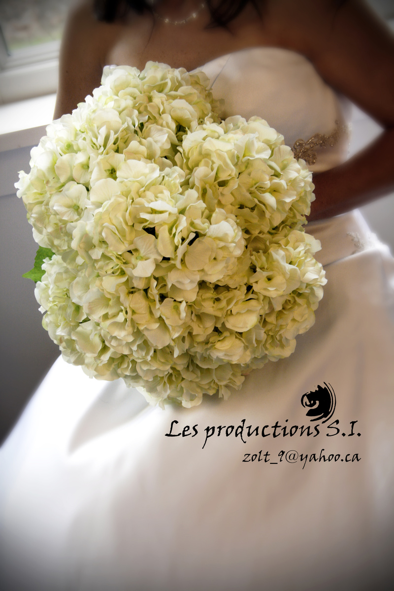 Silk hydrangea & jewell bridal bouquet. 400.$ Bouquet de mariée en hydrangea de soie et bijoux