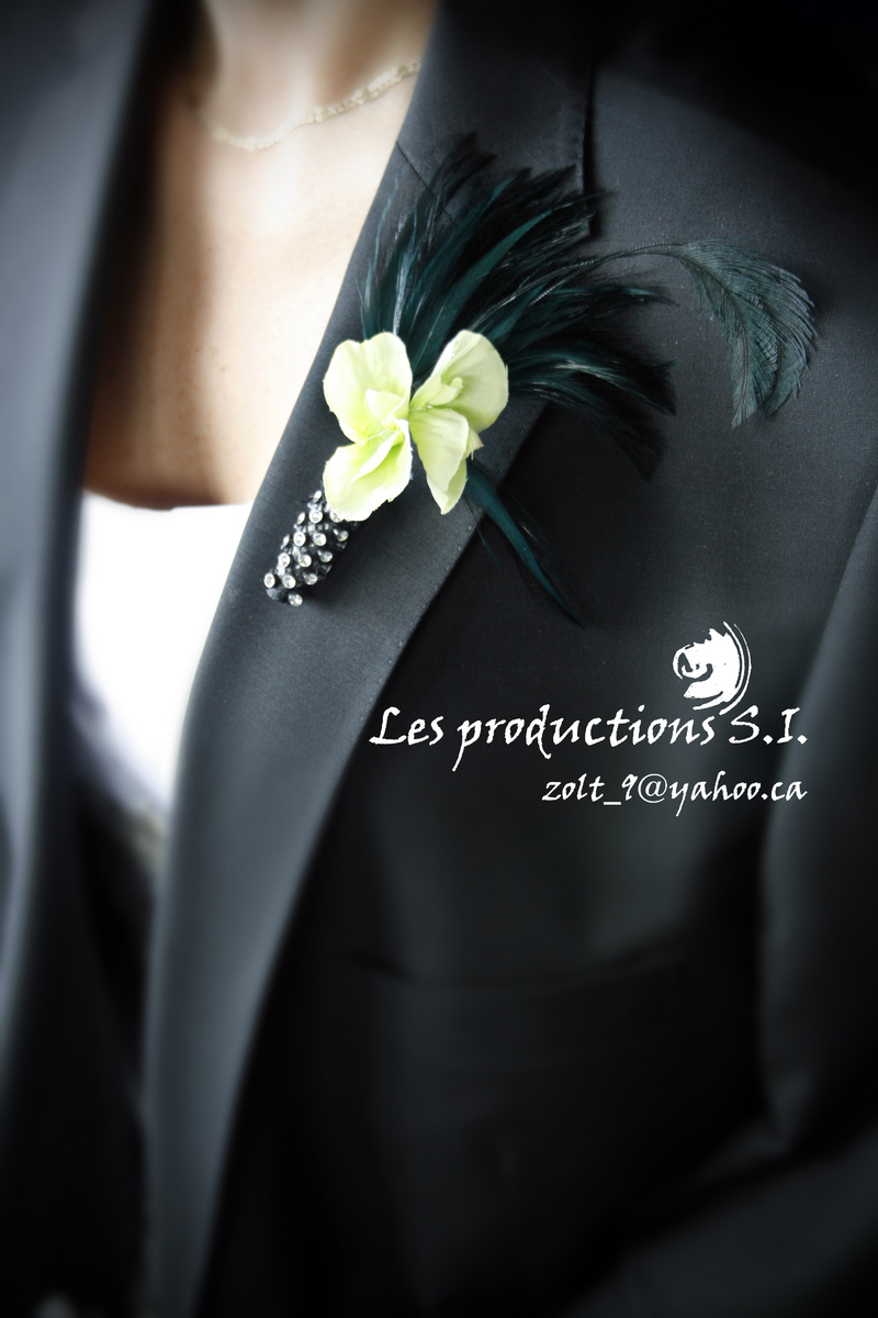 Vintage feather boutonnière. 35.$ Boutonnière plume 'vintage.