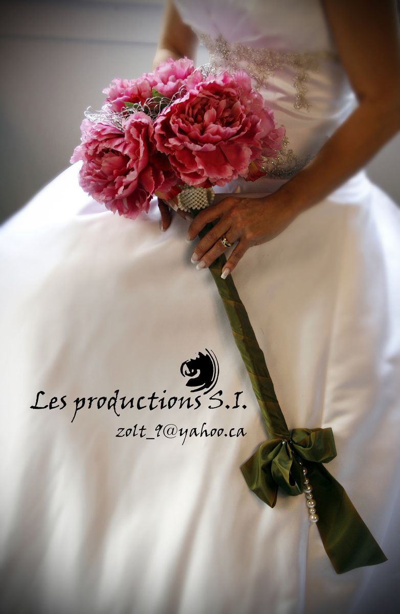 Silk peonies, pearls & vintage ribbon bridal bouquet. 400.$ Bouquet de mariée pivoines de soie, perles & ruban 'vintage'