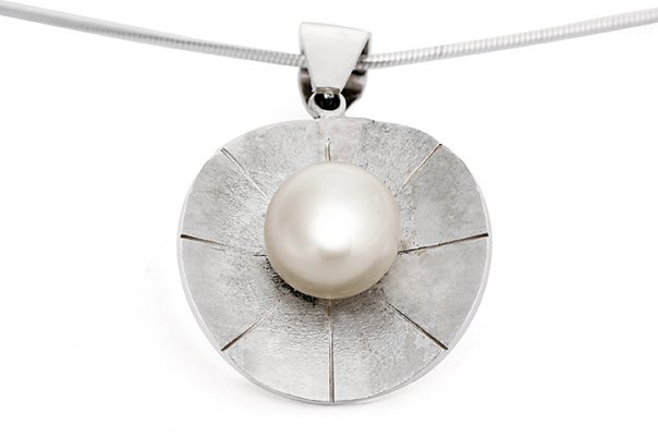 Cream Pearl pendant made with sterling silver and fresh water pearls