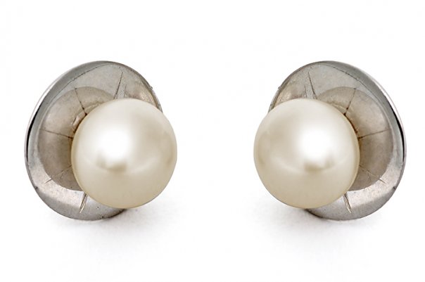 Cream Stud pearls made with sterling silver)