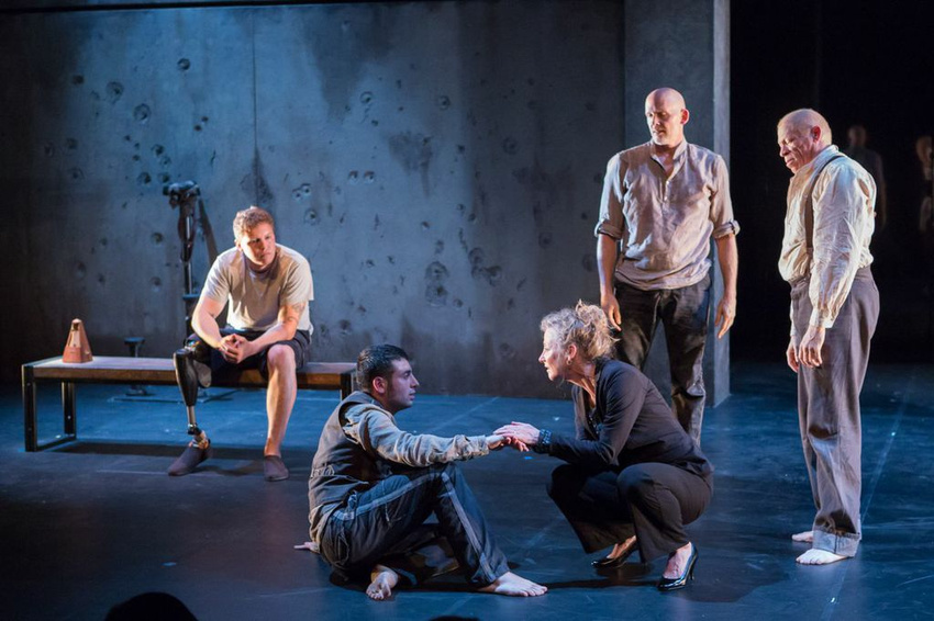 direction: Liz Lerman / lighting: Heidi Eckwall / projection & media design: Kate Freer