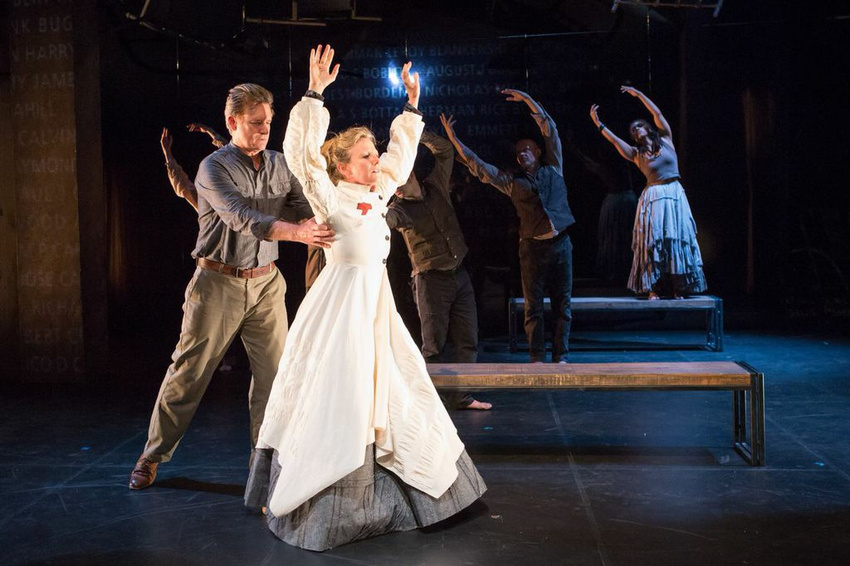direction: Liz Lerman / lighting: Heidi Eckwall / projection & media design: Kate Freer