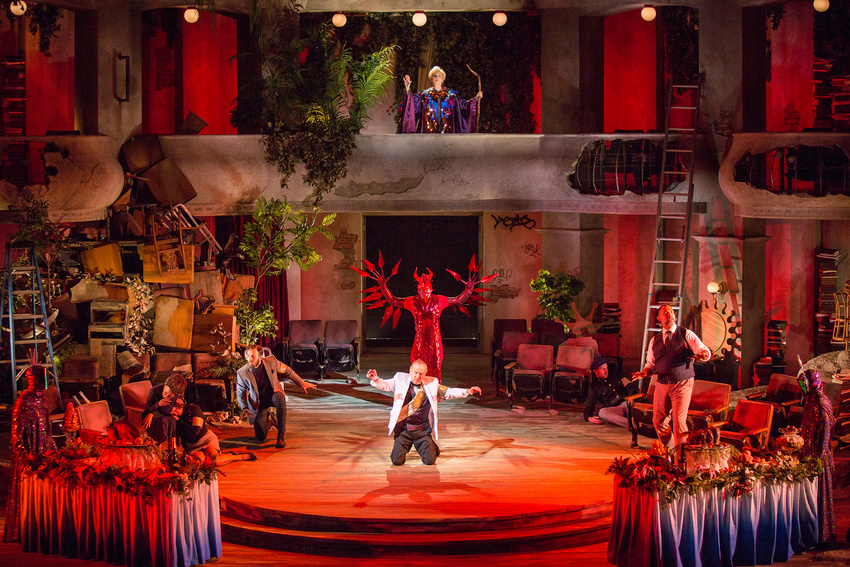 Photo: Jim Cox | Direction: Joe Dowling | Scenic Design: Alexander Dodge | Lighting design: Philip Rosenberg | Sound design: Jonathan Deans