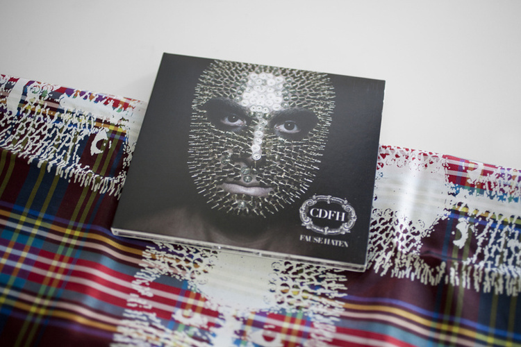 Livro e CD para Fause Haten