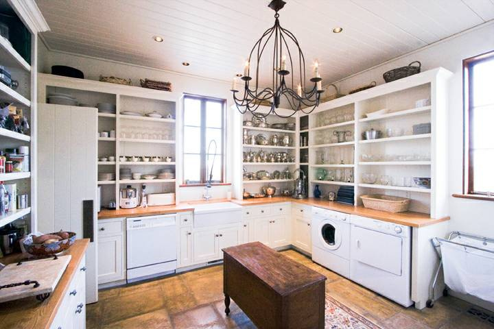 The pantry is also a clean-up ktichen and the laundry.