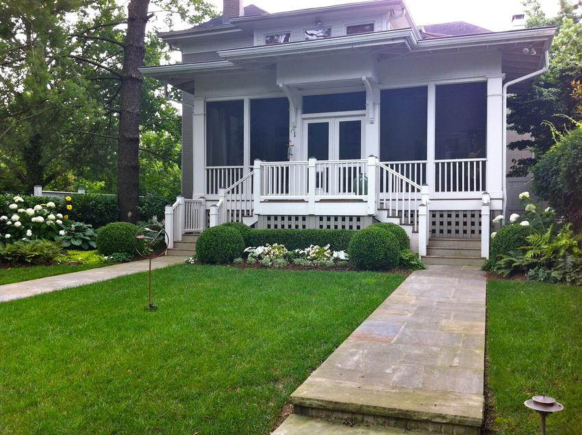 This is one of my prettiest small gardens.